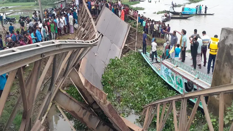 বেইলি ব্রিজ ভেঙে ট্রাক নদীতে, চালক হেলপার নিহত 