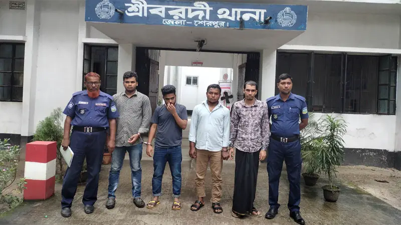 তক্ষকসহ ৪ পাচারকারী গ্রেফতার তক্ষকসহ ৪ পাচারকারী গ্রেফতার