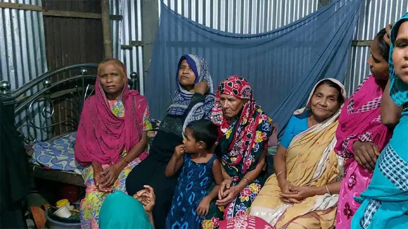 ছুরিকাঘাতে নিহত পুলিশ সদস্য মনিরের বাড়িতে শোকের মাতম ছুরিকাঘাতে নিহত পুলিশ সদস্য মনিরের বাড়িতে শোকের মাতম