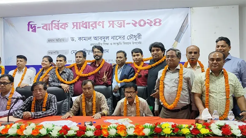 কুমিল্লা সাংবাদিক ফোরামের সভাপতি সাজ্জাদ সাধারণ সম্পাদক মোশাররফ কুমিল্লা সাংবাদিক ফোরামের সভাপতি সাজ্জাদ সাধারণ সম্পাদক মোশাররফ