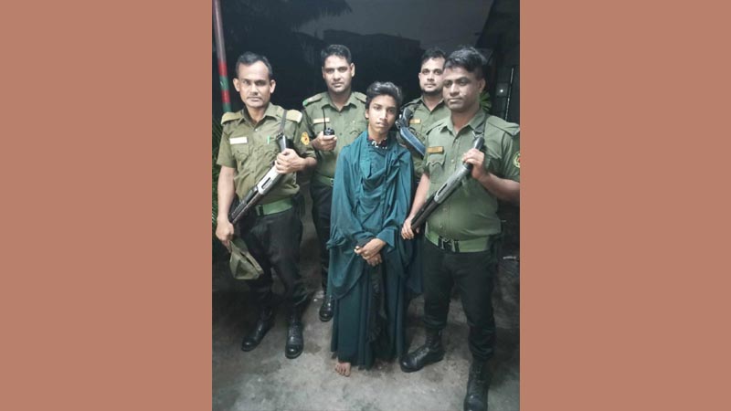 বোরখা পড়ে নারী সেজে চুরি করার সময় কিশোর আটক বোরখা পড়ে নারী সেজে চুরি করার সময় কিশোর আটক
