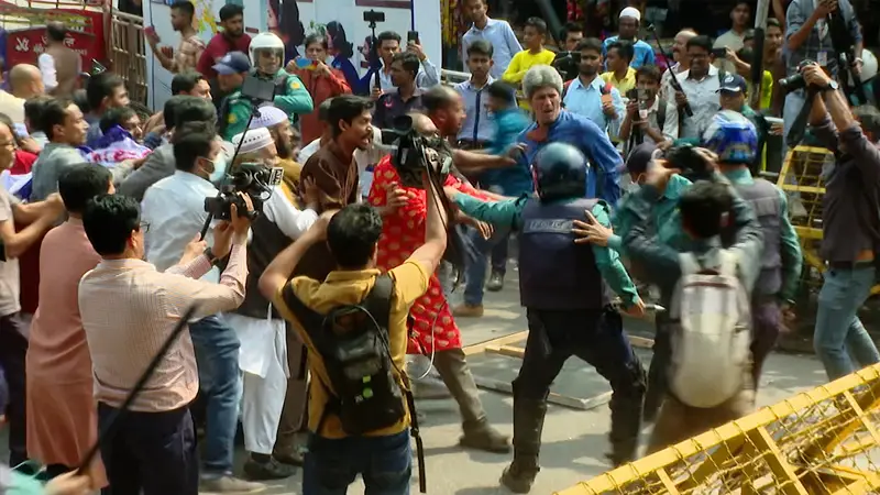 পুলিশের বাধার মুখে পণ্ড গণতন্ত্র মঞ্চের সচিবালয় ঘেরাও কর্মসূচি পুলিশের বাধার মুখে পণ্ড গণতন্ত্র মঞ্চের সচিবালয় ঘেরাও কর্মসূচি