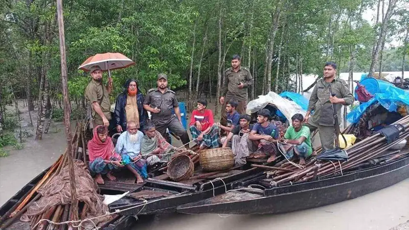 সুন্দরবনের গহিনে খালে বিষ দিয়ে মাছ শিকার সুন্দরবনের গহিনে খালে বিষ দিয়ে মাছ শিকার