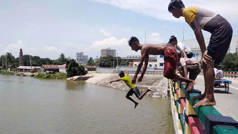 আরও পাঁচদিন অব্যাহত থাকতে পারে তাপপ্রবাহ আরও পাঁচদিন অব্যাহত থাকতে পারে তাপপ্রবাহ