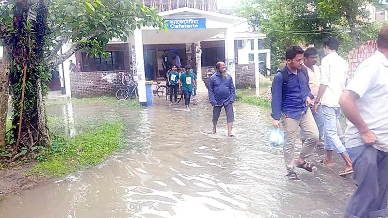 শাবিতে জলাবদ্ধতায় দুর্ভোগ শাবিতে জলাবদ্ধতায় দুর্ভোগ