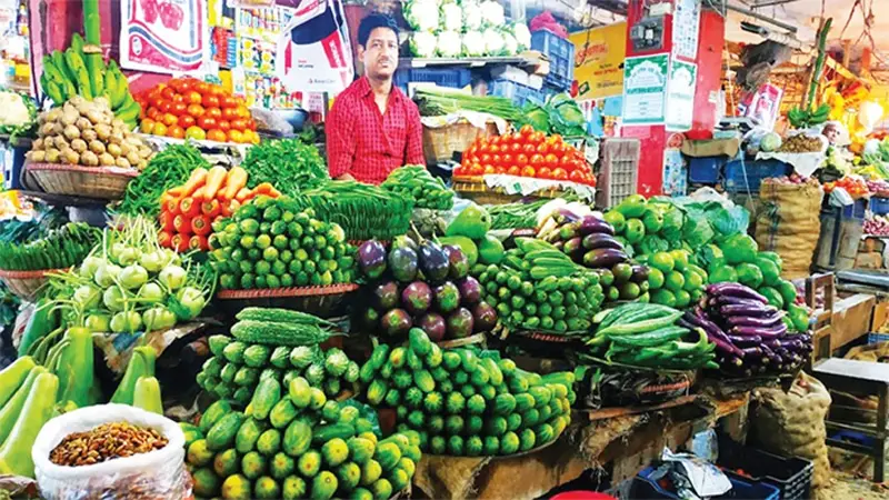 কমছে তরকারির দাম ॥ মাছ-মাংস, আলু, পেঁয়াজ চড়া কমছে তরকারির দাম ॥ মাছ-মাংস, আলু, পেঁয়াজ চড়া