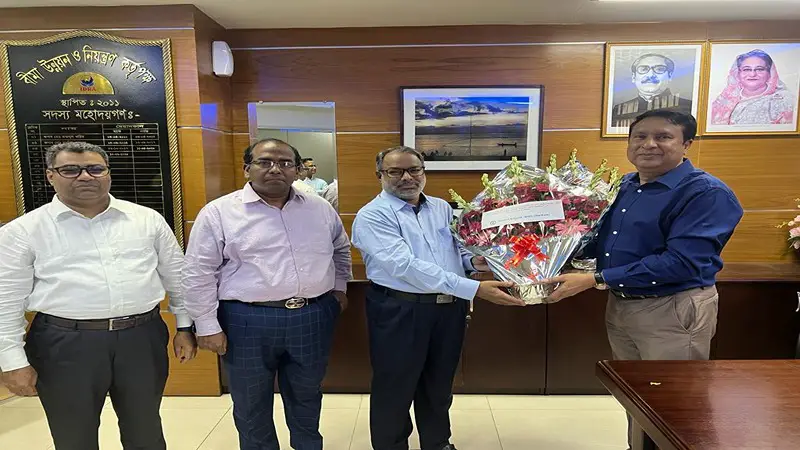 আইডিআরএ’র সদস্য দলিল উদ্দিনকে বিআইএফ’র ফুলেল শুভেচ্ছা আইডিআরএ’র সদস্য দলিল উদ্দিনকে বিআইএফ’র ফুলেল শুভেচ্ছা