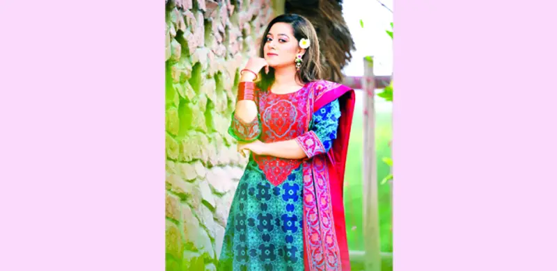 হাতের সৌন্দর্যে চুড়ি হাতের সৌন্দর্যে চুড়ি