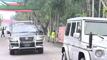 পতাকাবিহীন গাড়িতে কোটালীপাড়ায় শেখ হাসিনা
