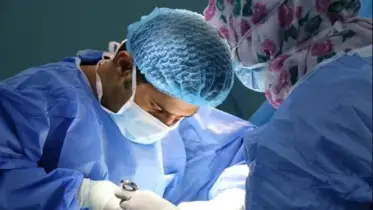 হাসপাতালে স্ত্রীর অস্ত্রোপচার দেখে ’অসুস্থ’ স্বামী, অতপর মামলা 
