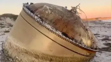 সৈকতে ভেসে আসা দৈত্যাকার ধাতব বস্তুটি আসলে কী?