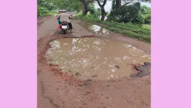 অসংখ্য খানা-খন্দে ভরা, সড়ক যেন মরন ফাঁদ