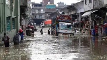প্রবল বৃষ্টিতে বিপর্যস্ত ভারত
