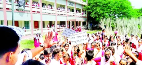 করিমগঞ্জে ক্লাস বর্জন  করে শিক্ষার্থীদের  বিক্ষোভ