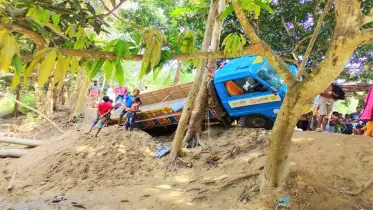 চাটমোহরে ট্রাক উল্টে স্কুল ছাত্রী নিহত