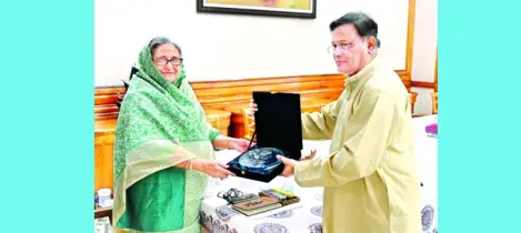 প্রধানমন্ত্রীর কাছে ক্লাইমেট অ্যাওয়ার্ড হস্তান্তর তথ্যমন্ত্রীর