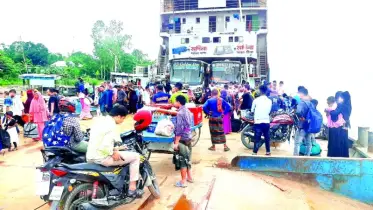 দৌলতদিয়া ফেরিঘাটে কর্মস্থলমুখী  মানুষের চাপ