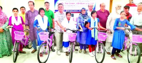 নাটোরে শিক্ষা উপকরণ  প্রদান