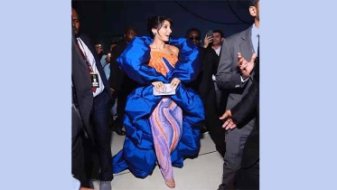 নোরার নীল পোশাকে মাতলেন ভক্তরা