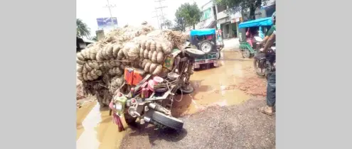 দৌলতপুরে বৃষ্টি হলেই সড়কে  জমে পানি