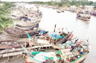সাগর উত্তাল ॥  শত শত ট্রলার  নিরাপদ  আশ্রয়ে