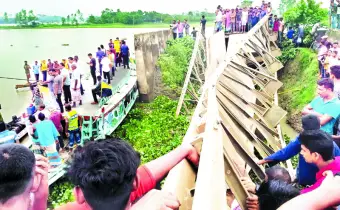বেইলি ব্রিজ ভেঙে ট্রাক নদীতে ॥ চালক, হেলপার নিহত