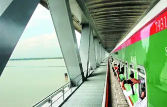 স্বপ্নের পদ্মা সেতু পার হলো ট্রেন