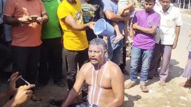 দুধ দিয়ে গোসল করে রাজনীতি ছাড়লেন যুবলীগ নেতা
