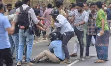 পুলিশকে লক্ষ্য করে ইট-পাটকেল, সাংবাদিকসহ গুলিবিদ্ধ ২৫