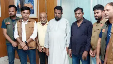 বিলুপ্তপ্রায় জীবিত তক্ষকসহ চোরাচালান চক্রের সদস্য গ্রেফতার