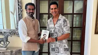 অক্ষয়কে বঙ্গবন্ধুর ‘অসমাপ্ত আত্মজীবনী’ উপহার দিলেন শেখ তন্ময়