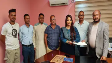 আজ ইন্টারন্যাশনালের সঙ্গে নির্মাতা ঝুমুর আসমা জুঁইয়ের চুক্তি স্বাক্ষর