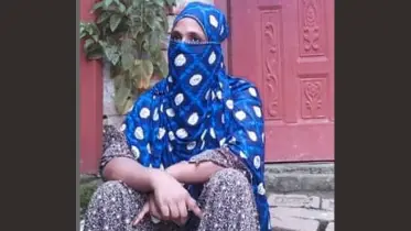স্ত্রীর মর্যাদার দাবিতে প্রেমিকের ঘরের দরজায় তরুণী 