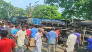 সবজিবাহী ট্রাক উল্টে নিহত ২, আহত ১৫