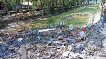 দিনমজুরের বসতবাড়ি ভাংচুর করে ফেলে দেওয়া হলো ডোবায়