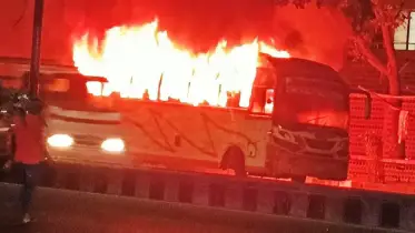 বাড্ডায় বাসে আগুন