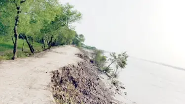 বাঁধ ভাঙার আতঙ্কে উপকূলবাসী
