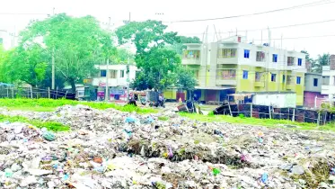 চাঁপাইনবাবগঞ্জে নিষিদ্ধ পলিথিনের অবাধ ব্যবহার