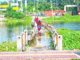 ডিএনডি খালের ওপর জরাজীর্ণ সেতু দিয়ে পারাপার
