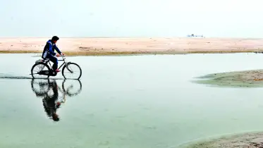 যমুনার বুকে নন্দন ভূমি, মেতে ওঠেন ভ্রমণপিয়াসীরা