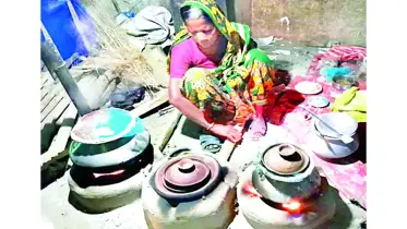 সন্ধ্যা হলেই নারী পুরুষের ভিড়, উৎসব আমেজ
