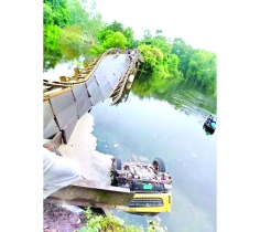টাঙ্গাইলে বেইলি ব্রিজ ভেঙে ট্রাক পানিতে ॥ যান চলাচল বন্ধ