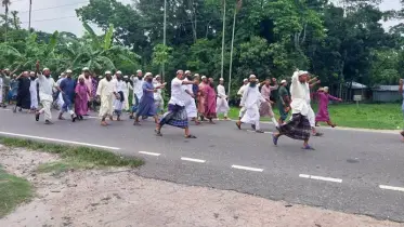 লাঠি‌সোঁটা নি‌য়ে হাতপাখার কর্মীদের শহরে ঢোকার চেষ্টা