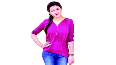 নতুন সিনেমায় জয়া