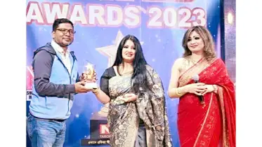 সেরা মঞ্চাভিনেতার অ্যাওয়ার্ড পেলেন কামরুজ্জামান