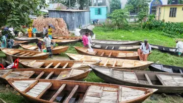 বর্ষায় নৌকার চাহিদা বেশি হওয়ায় কারিগররা সেগুলো বিক্রির জন্য হাট