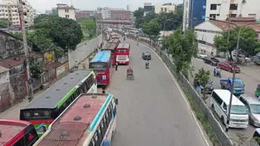 রাজধানীর নাবিস্কো মহাখালি সড়কে রাস্তা জুড়ে  অবৈধ বাস টার্মিনাল