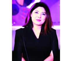 সমানতালে শিক্ষকতা ও উপস্থাপনা 
