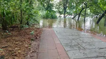 বৃষ্টির পানিতে তলিয়ে গেছে ধানমন্ডি লেক