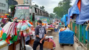 ফুটপাথ ও সড়কে দখল করে বসেছে হকার ও অবৈধ ভাবে রাখা হয়েছে গাড়ি